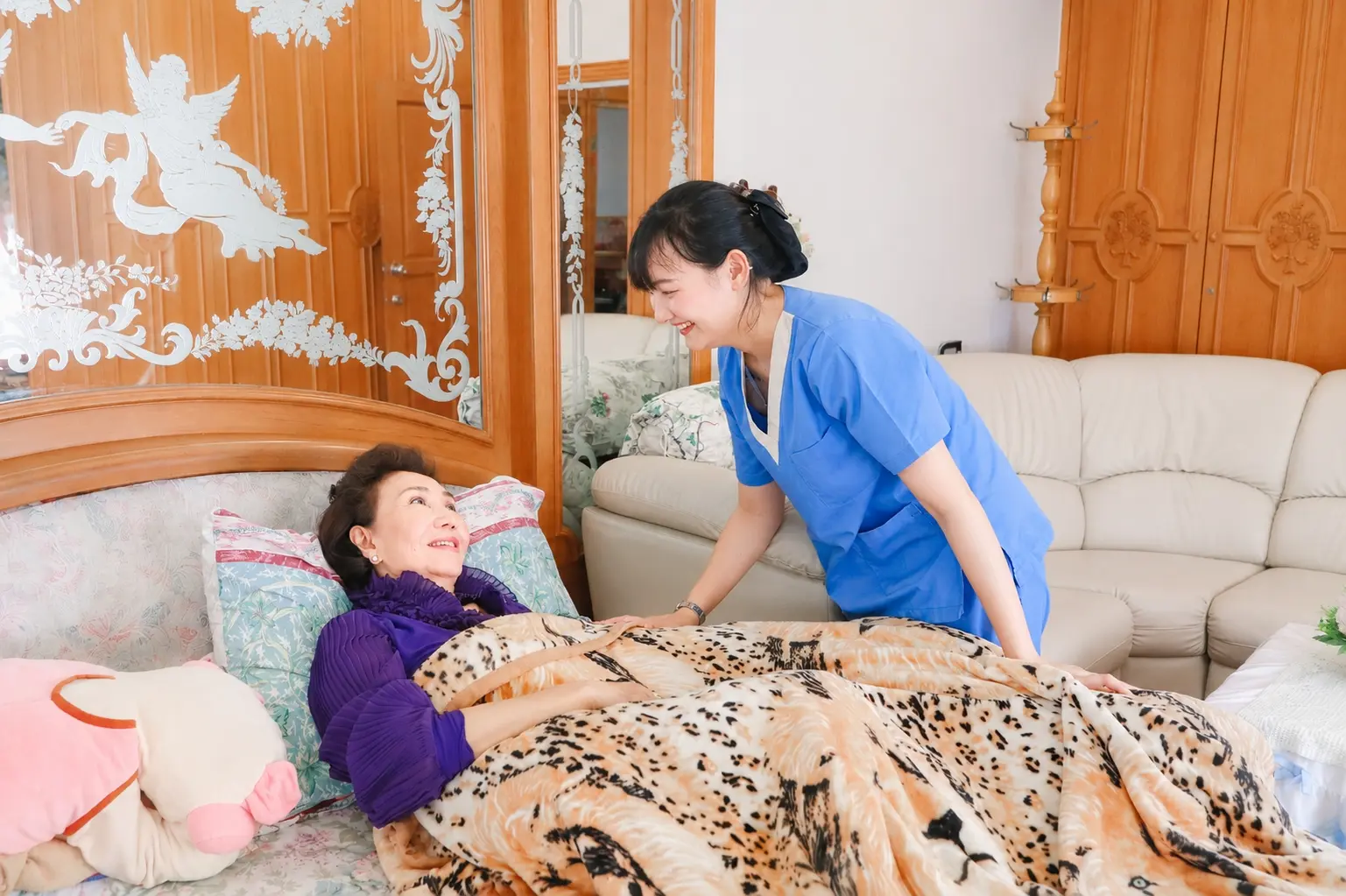 ผู้ดูแล KIN ดูแลผู้ป่วยนอนเตียงที่บ้าน รับเฝ้าไข้ 24 ชั่วโมง KIN HomeCare