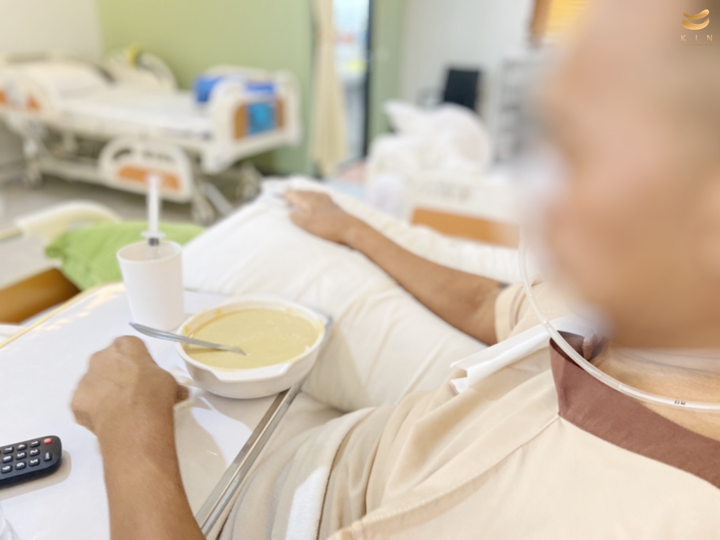 นาย A นามสมมุติ มีภาวะอ่อนแรกซีกขวา และมีภาวะการกลืนลำบาก ต้องให้อาหารผ่านสายยางทางจมูก ทาง KIN มีนักกิจกรรมบำบัดผู้เชี่ยวชาญ ที่ช่วยฝึกการกลืนให้กับคนไข้