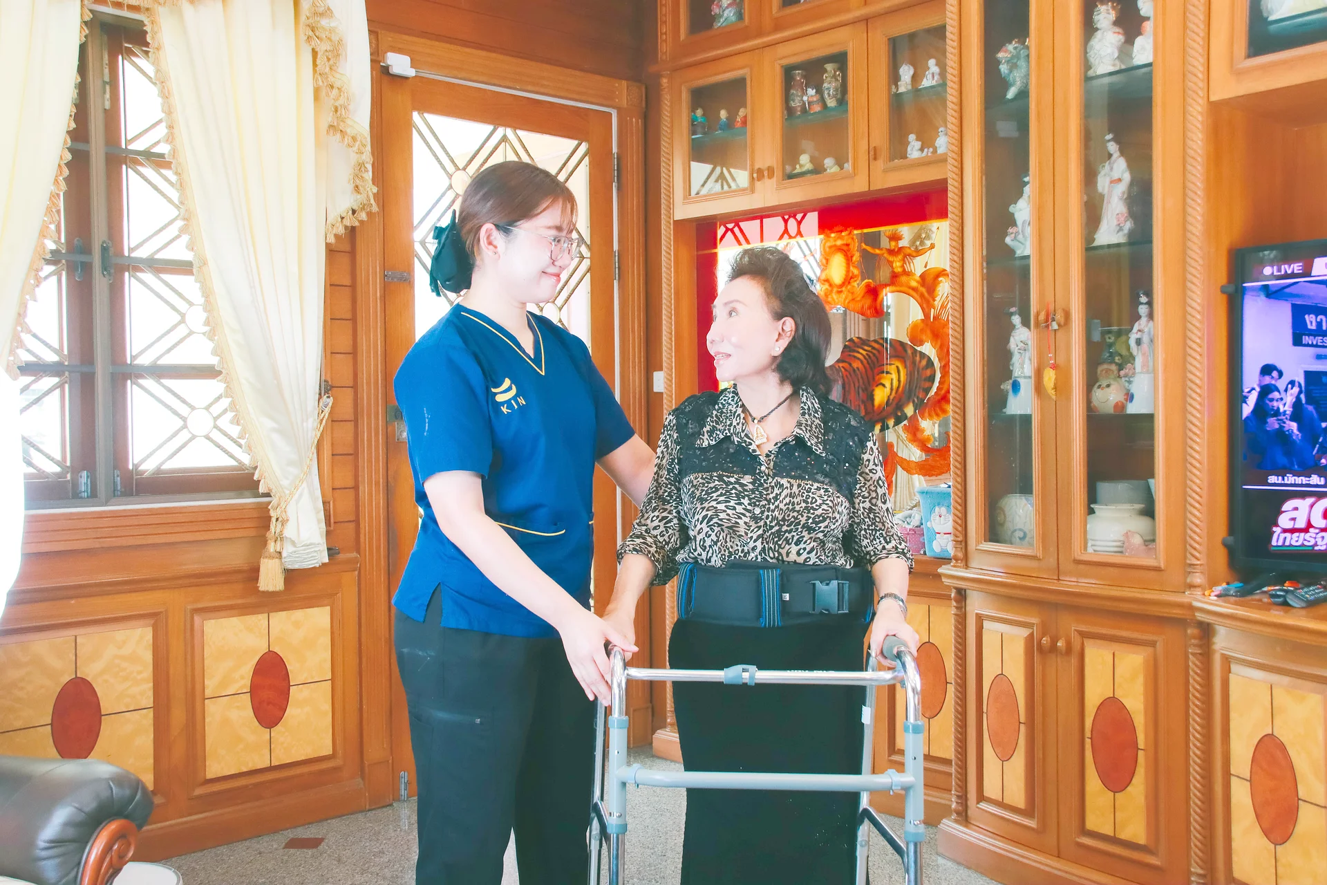 KIN physical therapist and patient planning rehabilitation together &mdash; consultation before choosing a Home, Center, or Hybrid plan