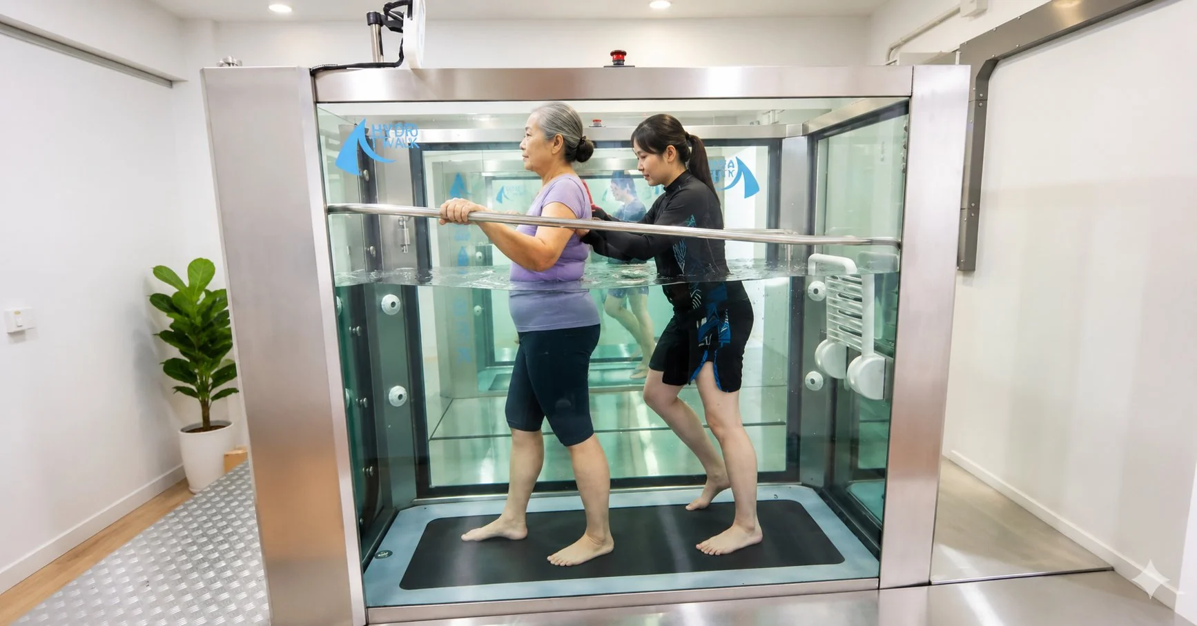 ผู้ป่วยและนักกายภาพบำบัด KIN ฝึกเดินบนลู่วิ่งใต้น้ำ Aquatic Treadmill สาขาลาดพร้าว 71 &mdash; KIN Aquatic Treadmill Stroke Rehabilitation Bangkok