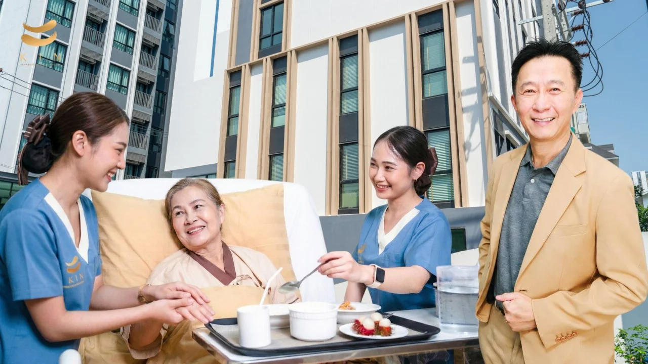 ดร.ธงชัย โชคถนอมทรัพย์ CEO KIN พร้อมทีมพยาบาลดูแลผู้ป่วยสูงอายุ KIN Rehabilitation & Homecare